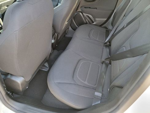 Used 2019 Jeep Renegade Latitude FWD image 15