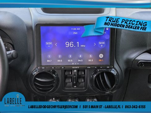 Used 2016 Jeep Wrangler Unlimited Sahara w/ Connectivity Group AWD/4WD image 16
