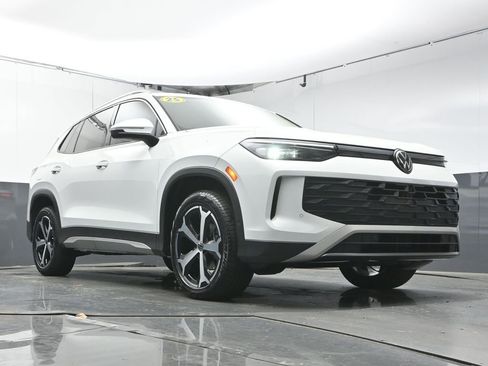 Certified 2025 Volkswagen Tiguan SE image 33