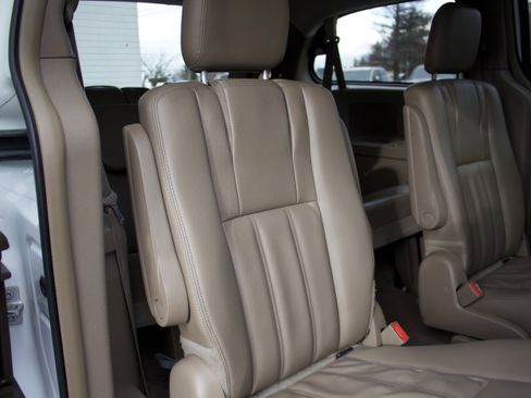 Used 2015 Chrysler Town & Country Touring image 29