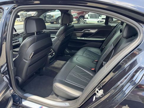 Used 2022 BMW 740i w/ M Sport Package RWD image 7