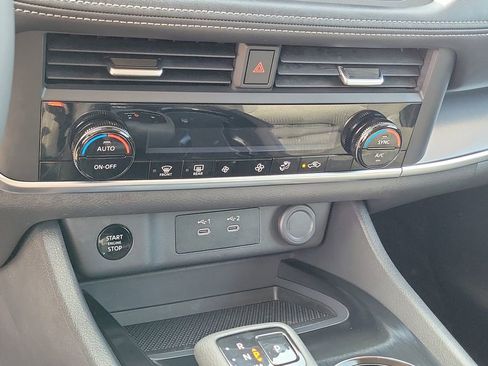 Used 2025 Nissan Rogue SV image 30