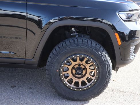 New 2025 Jeep Grand Cherokee L Laredo image 9