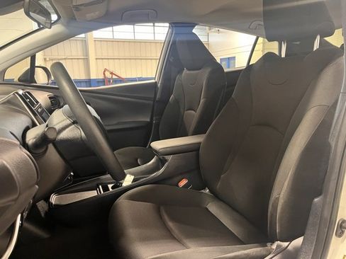 Used 2019 Toyota Prius L Eco image 22