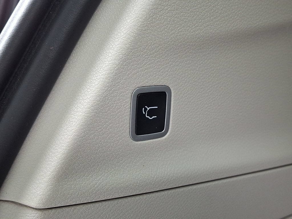 Used 2024 Chrysler Pacifica Limited FWD image 32