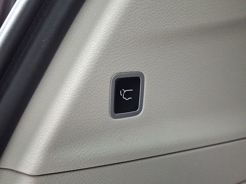 Used 2024 Chrysler Pacifica Limited FWD image 32