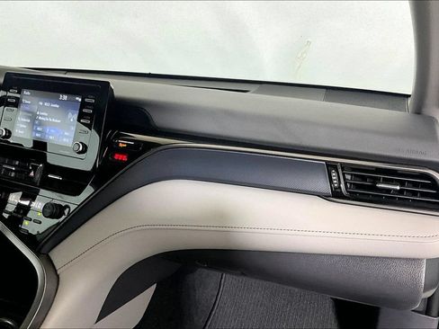 Used 2024 Toyota Camry SE FWD image 12