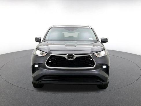 Used 2025 Toyota Highlander LE FWD image 2