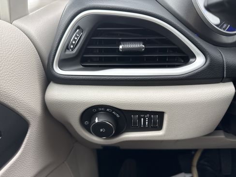 Used 2024 Chrysler Pacifica Touring-L image 19