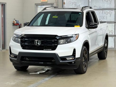 Used 2025 Honda Ridgeline Black Edition image 3