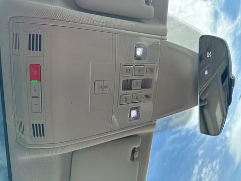 Certified 2023 Volkswagen Tiguan SE w/ Panoramic Sunroof Package image 31