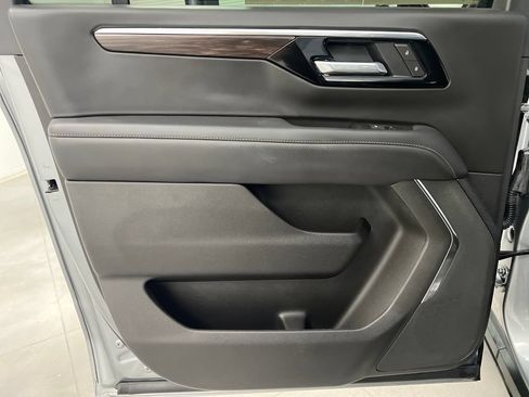 Used 2025 Chevrolet Suburban Z71 AWD/4WD image 19