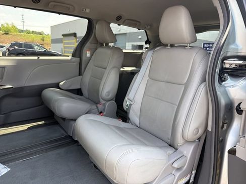 Used 2018 Toyota Sienna XLE w/ XLE Navigation Package FWD image 28