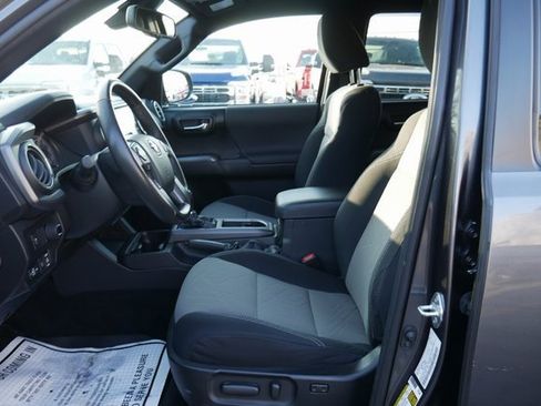 Used 2022 Toyota Tacoma TRD Sport image 2