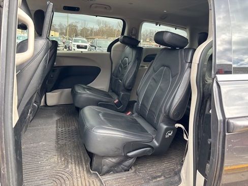 Used 2017 Chrysler Pacifica Touring-L Plus w/ Tire & Wheel Group image 14
