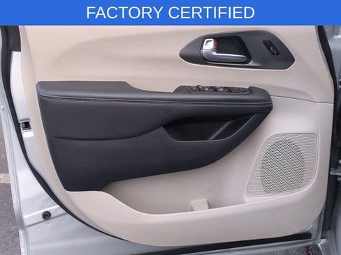Certified 2024 Chrysler Pacifica Touring-L image 24
