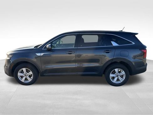 Used 2023 Kia Sorento LX image 3