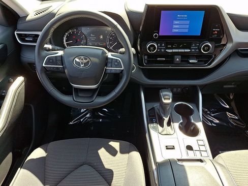 Certified 2025 Toyota Highlander LE FWD image 12