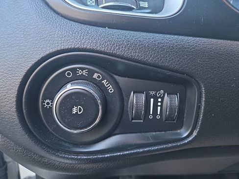 Used 2018 Jeep Renegade Latitude image 18