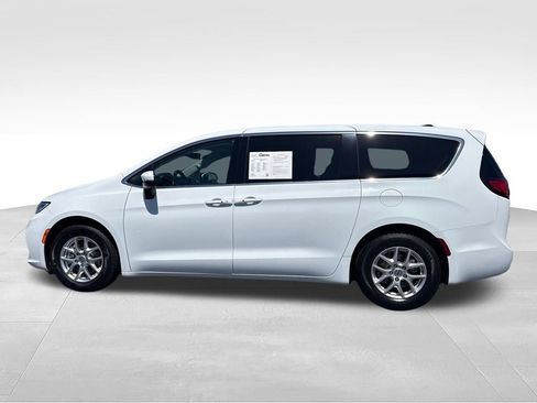 Used 2023 Chrysler Pacifica Touring-L FWD image 2