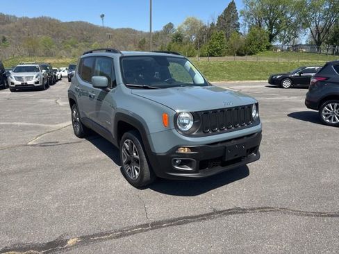 Used 2017 Jeep Renegade Latitude AWD/4WD image 2