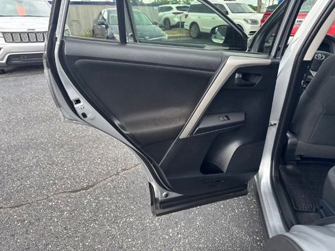 Used 2017 Toyota RAV4 LE AWD/4WD image 13