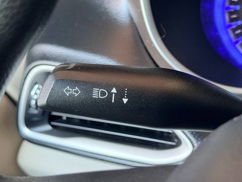 Used 2017 Chrysler Pacifica Touring FWD image 39