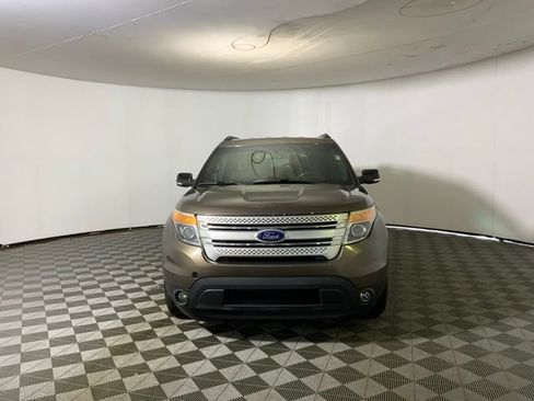 Used 2015 Ford Explorer XLT AWD/4WD image 2