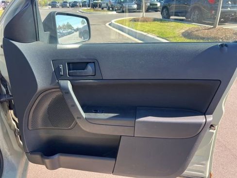 Used 2010 Ford Focus SE FWD image 9