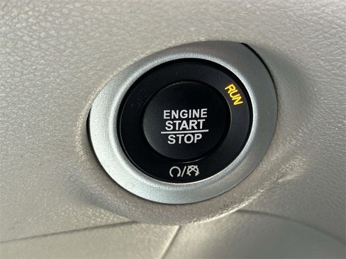 Used 2024 Chrysler Pacifica Touring-L image 8