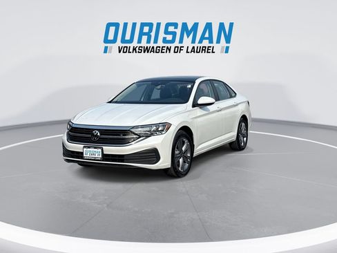 Used 2024 Volkswagen Jetta SE w/ Panoramic Sunroof Package FWD image 4