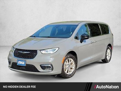 Used 2025 Chrysler Pacifica Select