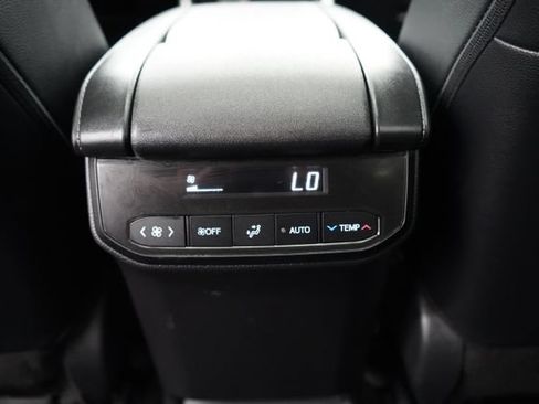 Used 2024 Toyota Highlander XLE AWD/4WD image 46