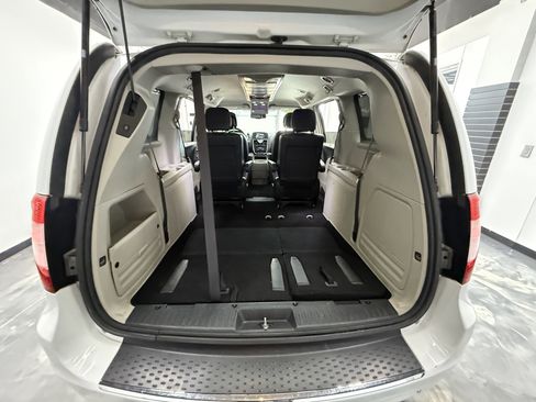 Used 2015 Chrysler Town & Country Touring-L w/ Driver Convenience Group image 21