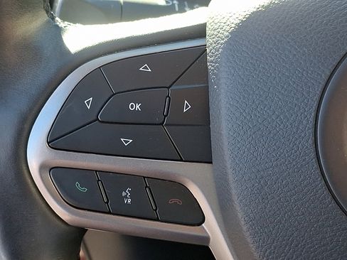 Used 2019 Jeep Cherokee Limited image 20