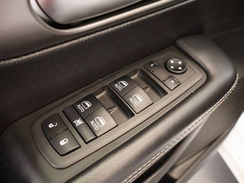 Used 2025 Chrysler Pacifica Select FWD image 10