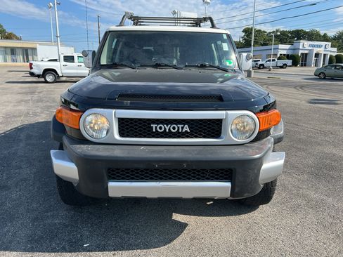 Used 2011 Toyota FJ Cruiser 4WD w/ Upgrade Pkg image 2