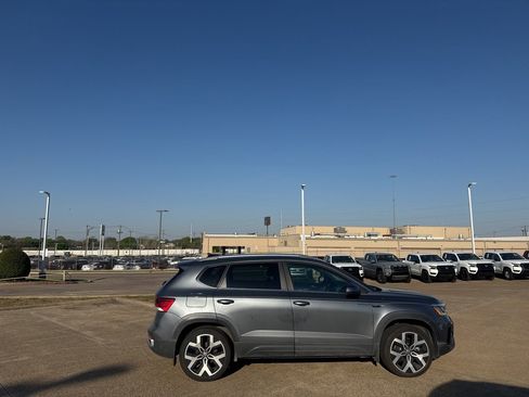 Used 2022 Volkswagen Taos SEL image 22