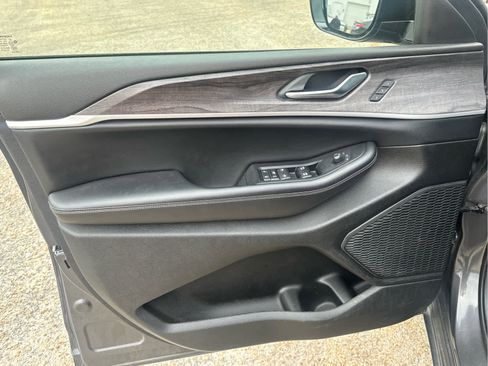 Used 2023 Jeep Grand Cherokee Limited image 20