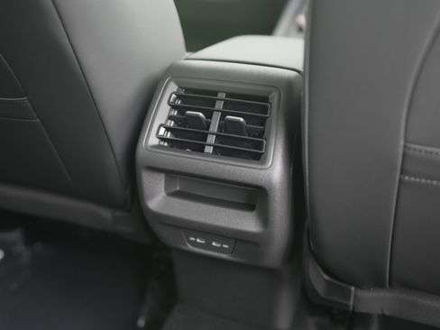 New 2025 Volkswagen Tiguan SE image 30