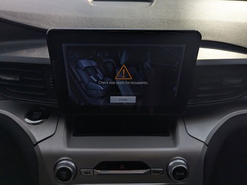 Used 2021 Ford Explorer XLT image 44