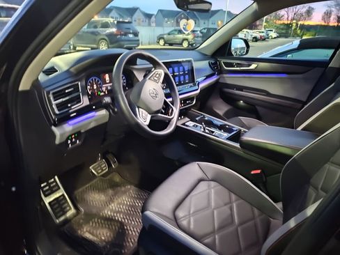 Used 2024 Volkswagen Atlas Peak Edition SE image 8