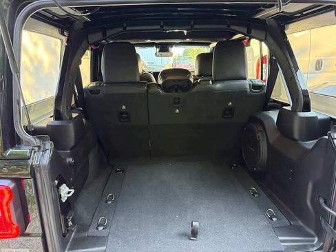 Used 2025 Jeep Wrangler Unlimited Sahara AWD/4WD image 11