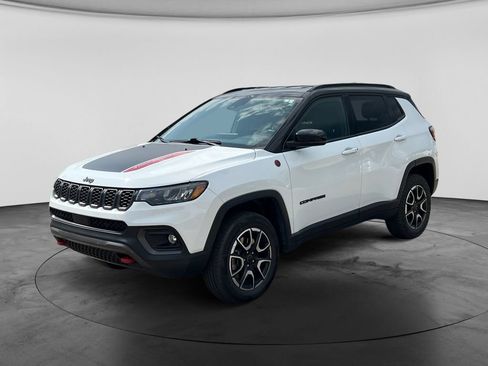 Used 2025 Jeep Compass Trailhawk AWD/4WD image 5