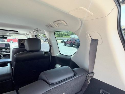 Used 2022 Nissan Armada Platinum w/ Captain's Chairs Package AWD/4WD image 36