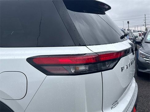 New 2025 Nissan Pathfinder SL image 12