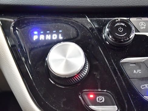 Used 2023 Chrysler Pacifica Touring-L FWD image 31