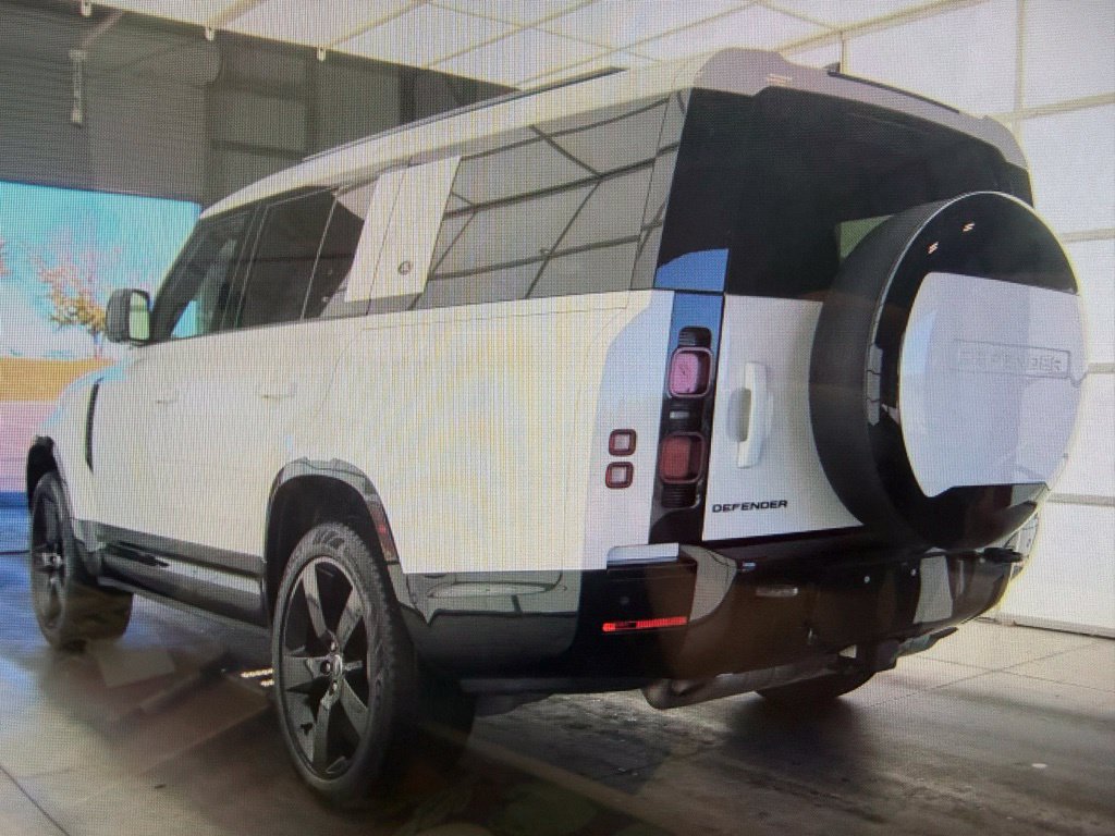 Used 2024 Land Rover Defender 130 X-Dynamic SE AWD/4WD image 4