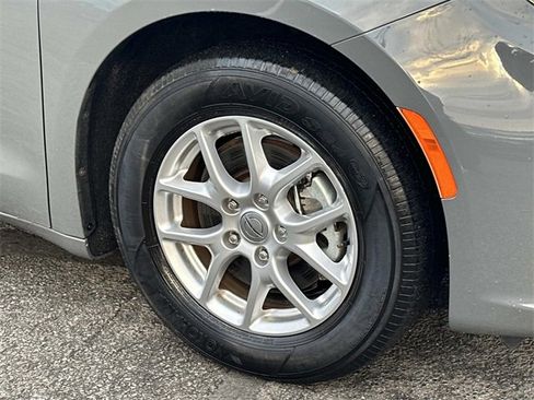 Certified 2023 Chrysler Pacifica Touring-L image 7