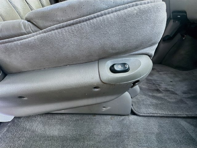 Used 2000 Chrysler Town & Country Limited AWD/4WD image 31